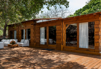 Zona VIP de invitados en Isla del Encanto, espacio privado con diseño rústico y elegante para celebraciones especiales