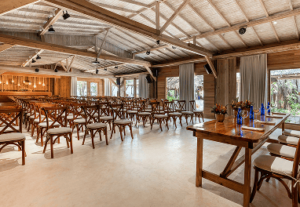 Salón Fragata en Isla del Encanto, salón cerrado con decoración tropical ideal para eventos y recepciones